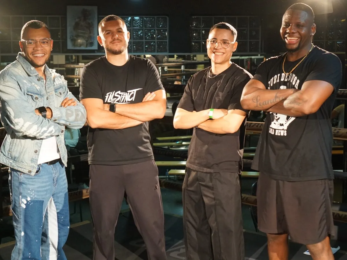 Calvin Hartmann mit drei Kampfsportlern im Boxring